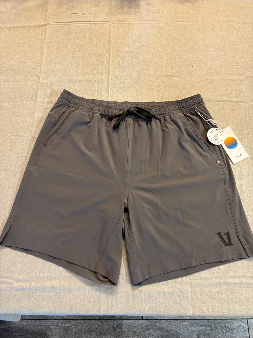 Vuori Men’s HardKore Lined Shorts 7” – Smoke – Size Large – NWT